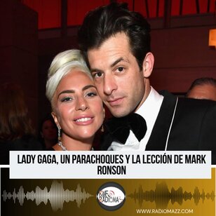 Lady Gaga, Un Parachoques Y Una Lección De Mark Ronson. El productor Mark Ronson lanzó su libro de memorias, titulado Night People, donde comparte anécdotas íntimas y momentos decisivos de su carrera en la música.